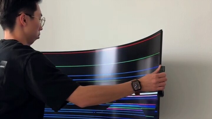 Đúng vậy, màn hình cong phải bẻ kiểu này mới đã!