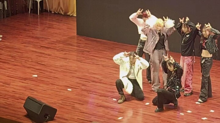 Passing by Tsinghua Auditorium, what song is this good?