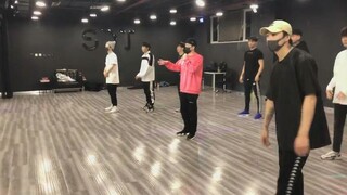 Woohoo, Wang Jiaer rehearsed the dance video for Hunan TV’s New Year’s Eve party. I’m so looking for