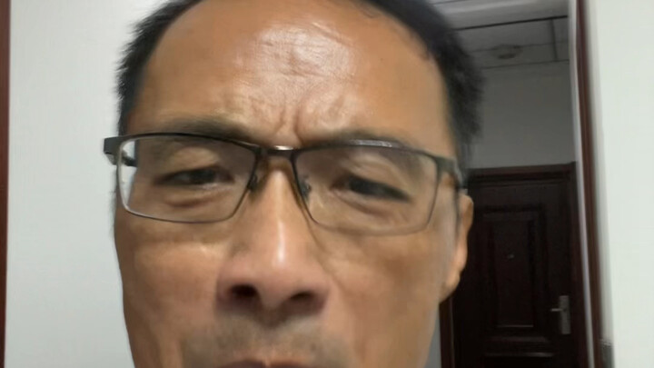 Chỉ trích phụ huynh cực đoan đồng ý gắn chip vào đồng phục học sinh, xâm phạm quyền riêng tư của trẻ