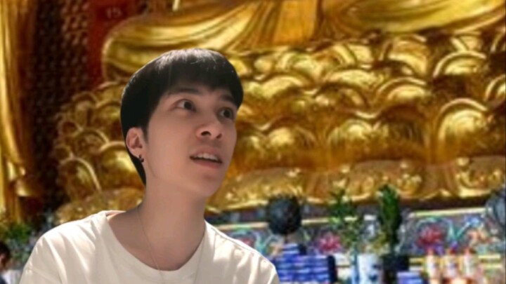 في الأمام كان هناك بوذا شو مينغ هاو، وفي الخلف جاء بوذا المميز هوانغ غوان هنغ