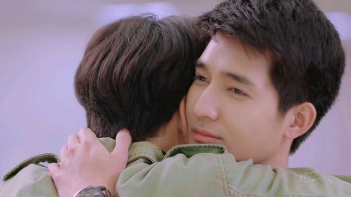 Lovers hug in the airport to say goodbye|<A Tale of Thousand Stars>