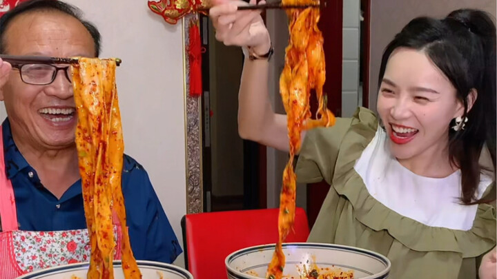 小贝来家里了，点名要吃油泼面，吃的太香了吧。