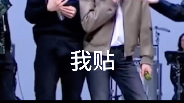 (Youhui) Identification complete: real couples all act like this in front of the camera.