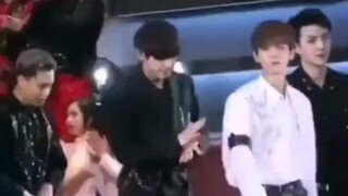 الآخرون يقبلون الجوائز فقط، لكن EXO يشبهون العصابات التي تدمر المكان، لذا فهم أنيقون