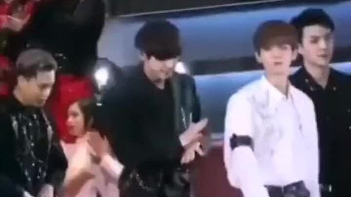 人家领奖都是领奖而已，exo就像黑社会砸场子一样，太有气质了