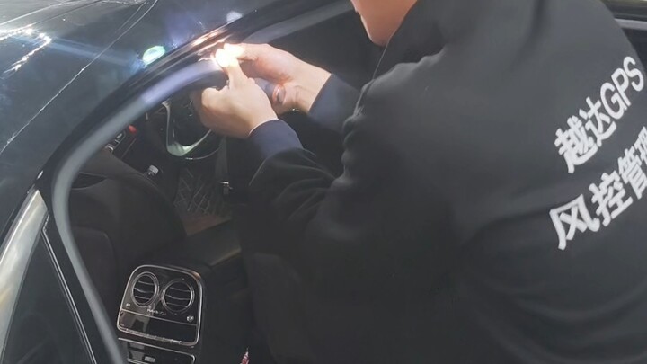Trên chiếc Mercedes-Maybach có bao nhiêu thiết bị định vị GPS?