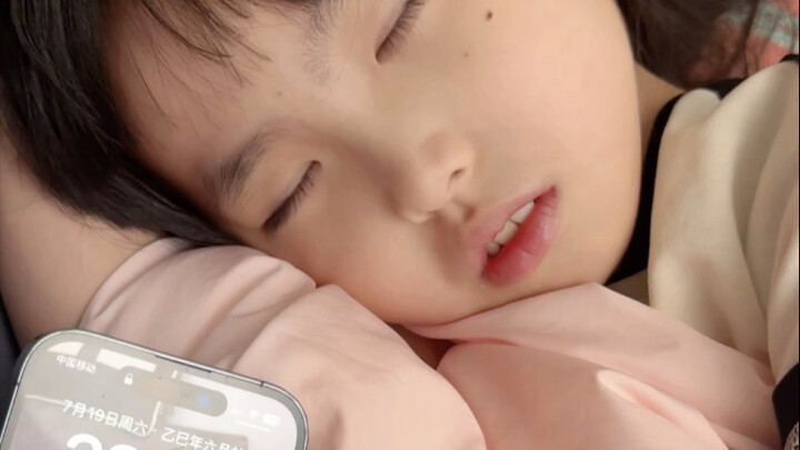 Mengjie: Be sure to wake me up tonight to eat cake! (˶‾᷄ ⁻̫ ‾᷅˵)