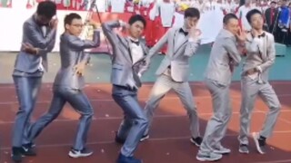 Kelas bakat di pertemuan olahraga - Tarian Sekretaris + Goyangan Gangster