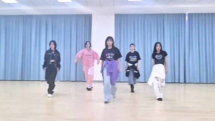 【李艺彤】《蒙娜丽莎》练习室（无死亡运镜版）都来大夸特夸我们卡子！！！