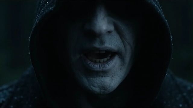 Man_speaks_in_flashlight_beam_20261004175836