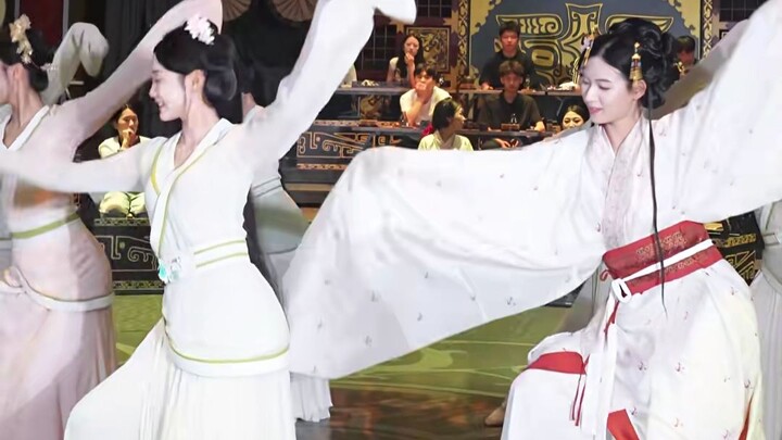Dance master Papillon makes a surprise appearance at the banquet! #Papillon #邯郸学步