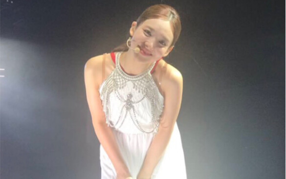 คุณนาโยนกำลังเล่นตลกอยู่เหรอ? ร้องเพลงไปด้วยแทบจะล้มเลย!