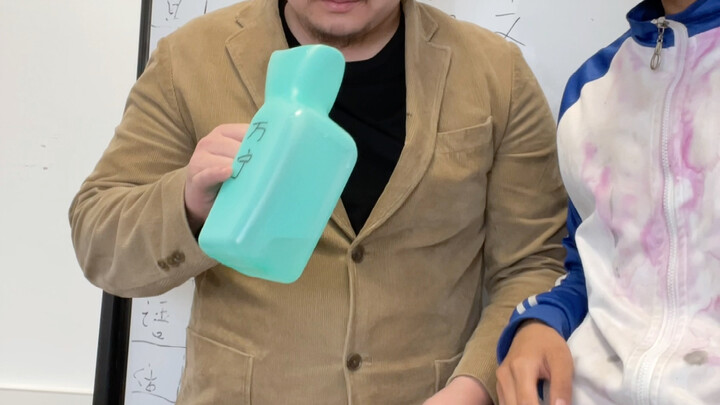 Các học sinh khác nhau thừa nhận lỗi lầm