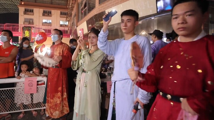 เพื่อนร่วมงานกว่างโจวเดินทางไปฮันฟู่และแสดงการเต้นรำฮั่นคลาสสิก "ชิงปิงเล่อ" เพื่อสนับสนุนเพื่อนร่วม