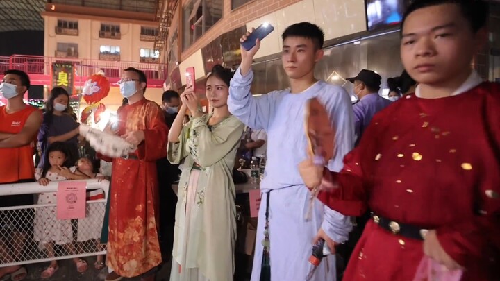 Guangzhou compatriots went out in Hanfu and performed the classical Han dance "Qing Ping Le" to supp