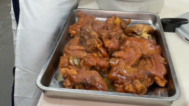 What’s in my street-stall snail noodles and braised pig trotters? Let the chubby host take you on a 