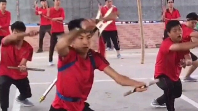 Buổi tập múa Yingge ở làng Dương Mai, khu vực Triều Sán, Quảng Đông, có thể dùng hai từ để miêu tả: 