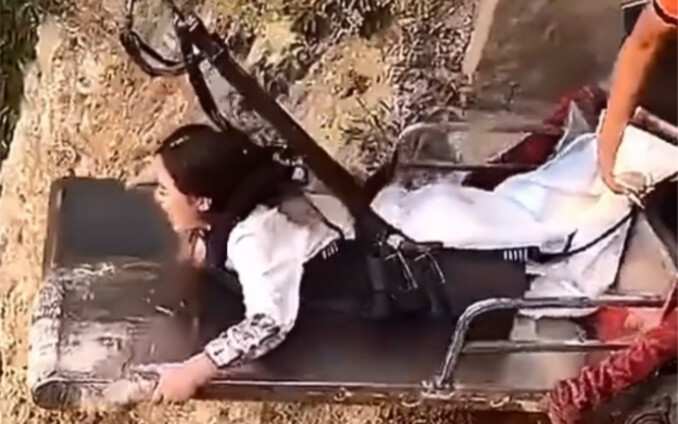 Zipline còn tuyệt hơn nhảy bungee. Bạn không cần phải treo mình liên tục và có thể tận hưởng niềm vu