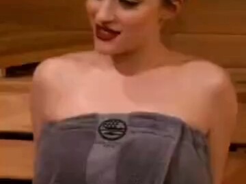 Danh thiếp đã lọt vào trong bằng cách nào vậy, hahaha, tôi cũng tò mò lắm. “2 Broke Girls”