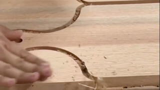 Memotong papan kayu, momen pelepasan stres