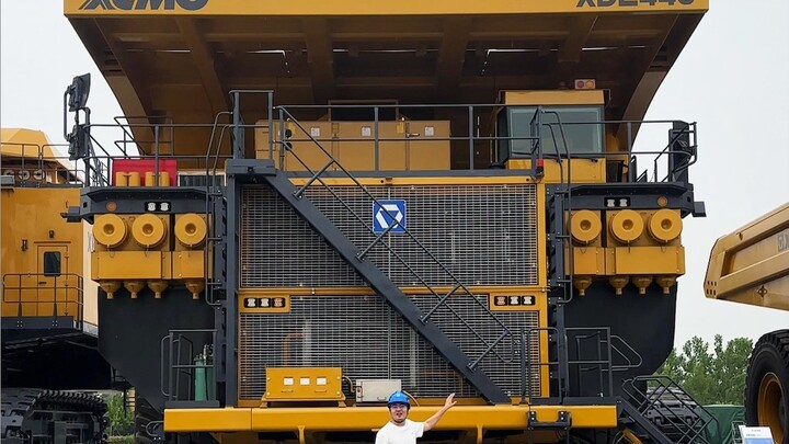 Chiếc xe tải khai thác mỏ lớn nhất thế giới, một chiếc lốp có thể mua được cả một căn nhà! Bạn dám t