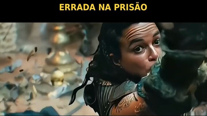Ele entrou na cela dela