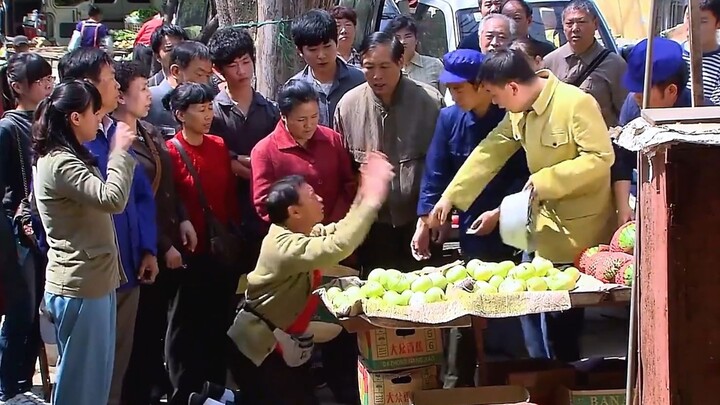 Kepala distrik dipukul saat beli dan makan semangka di pasar, langsung telepon minta satu kompi pasu