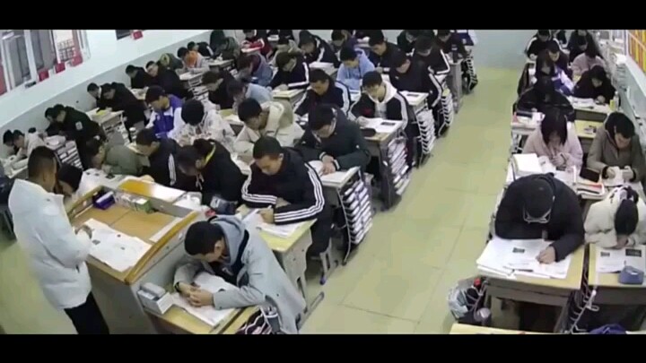 Học sinh: Để tớ xem chuyện gì xảy ra, làm tớ giật cả mình.