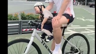32岁奶爸每天下班后带1岁半的儿子骑行！！