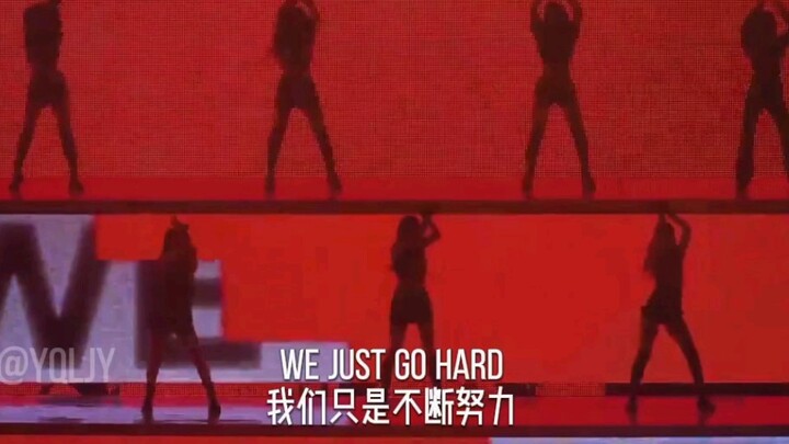 "Cô gái, em chưa bao giờ một mình, còn có anh và chúng ta nữa."