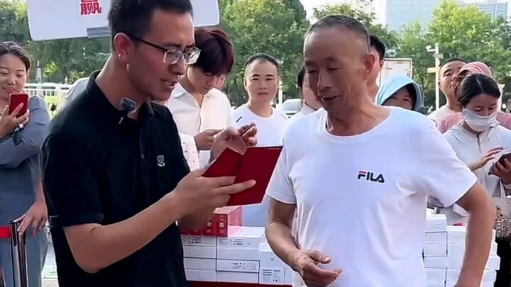 Hiếm thấy người nào chân chất, thật thà như ông cụ này.