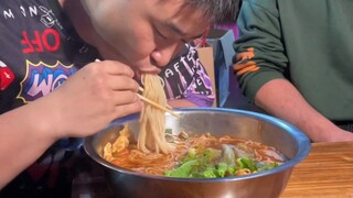 Seorang pria tampan menantang dirinya sendiri untuk makan 7 tael mi beras siput. Bisakah dia menghab