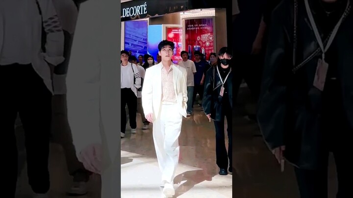 The way he walked from the darkness to light step by step🥹❤️ #YangYang #杨洋 #shorts