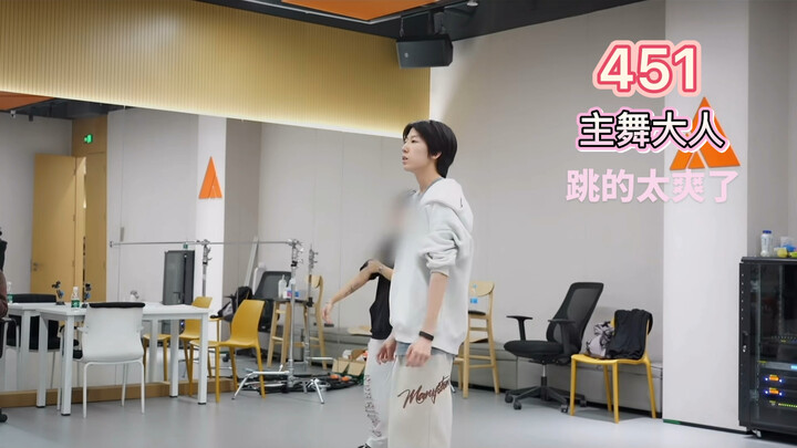 The lead dancer, Mr. Yang Bowen, was having so much fun dancing!