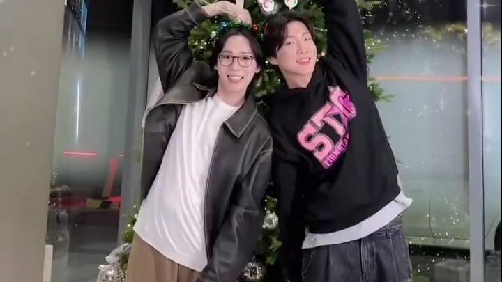 Thử thách nhảy "Santa tell me" của Kim Jinwoo và Lee Seunghoon thật tuyệt vời! Khuyến khích bạn nhảy