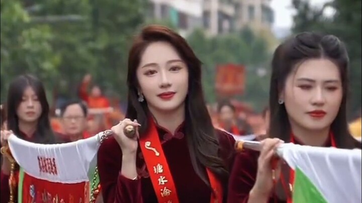 【เทศกาลเฉาซานอิงเหล่าเย่】ผู้ถือธงหญิง คะแนนความสวยนี้ให้กี่คะแนนดี