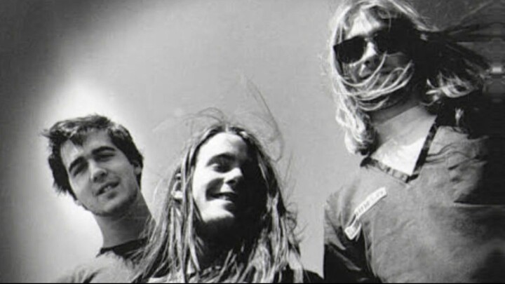 Chad Channing screaming while playing with Nirvana