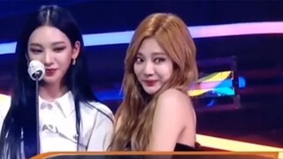 พี่หลิวสัมผัสหนิงหนิงและทำให้เธอเขิน MAMA โหยวหนิงเป็นคนหวานนิดหน่อย #You Ning # 宁伊庄 # Liu Zhimin