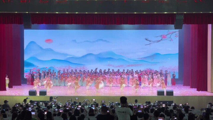 ผู้ปกครองเกือบทั้งงานต่างยกมือถือขึ้นเพื่อเก็บบันทึกความสำคัญที่พวกเขามีต่อลูก…