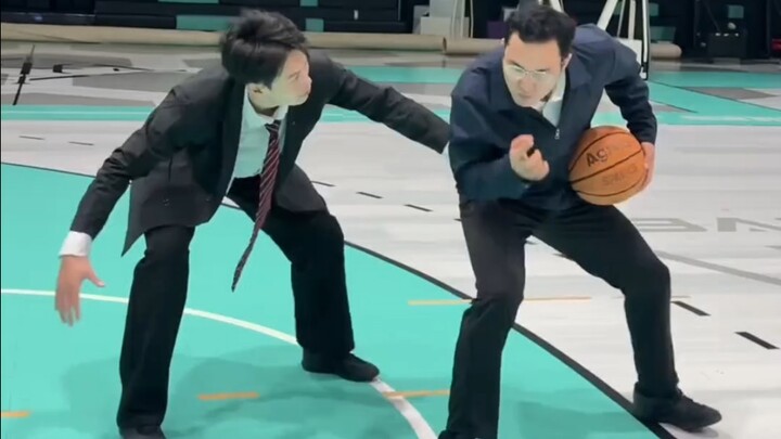 “Kepala, gerakan mengelabuimu aja udah bikin celanaku copot!” “Oh ya? Kalau begitu memang harus diba