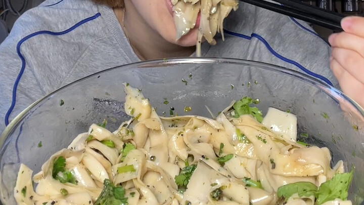 A whole bowl of chilled Sichuan pepper‑spiced king oyster mushrooms for fat loss… so fragrant and nu