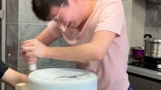 استغرقنا نحن الثلاثة ١٤ ساعة فقط لتحضير وعاء من حليب الصويا الطازج المطحون على الحجر. كان الأمر غريب