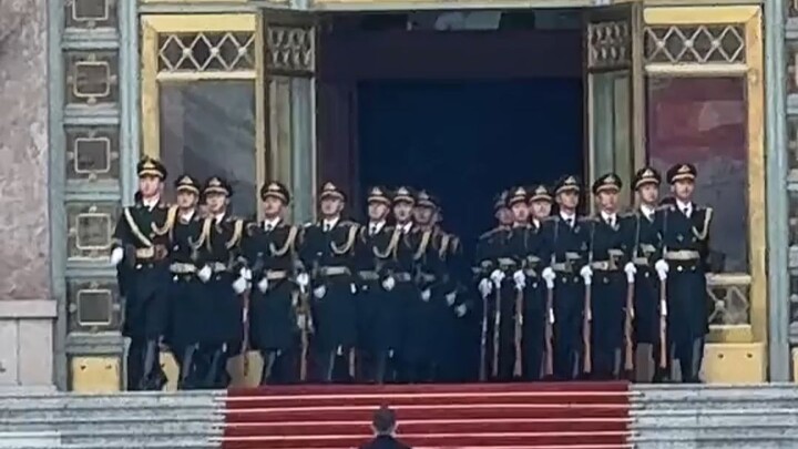 The honor guard is preparing for the welcoming ceremony at the Great Hall of the People.