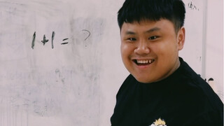 Mata-mataan sama guru saat kelas itu canggung banget? Si cowok punya trik kecil pakai mangkuk tamu!