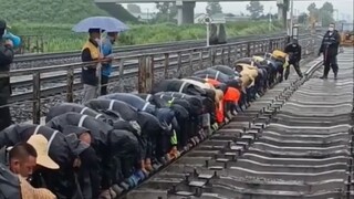 ทุกคนร่วมมือกันยกราง