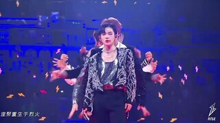 "Boss Long, sudah tiga tahun sejak R1SE debut." "Apakah mereka menyadari kesalahan mereka?" "Tidak, 