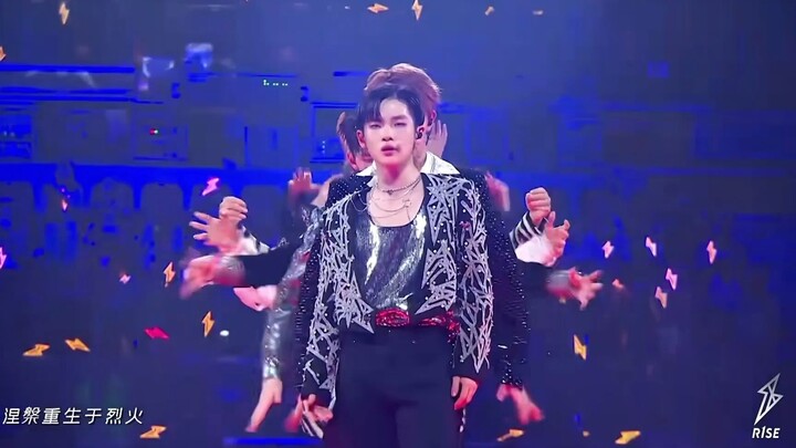"Boss Long, sudah tiga tahun sejak R1SE debut." "Apakah mereka menyadari kesalahan mereka?" "Tidak, 