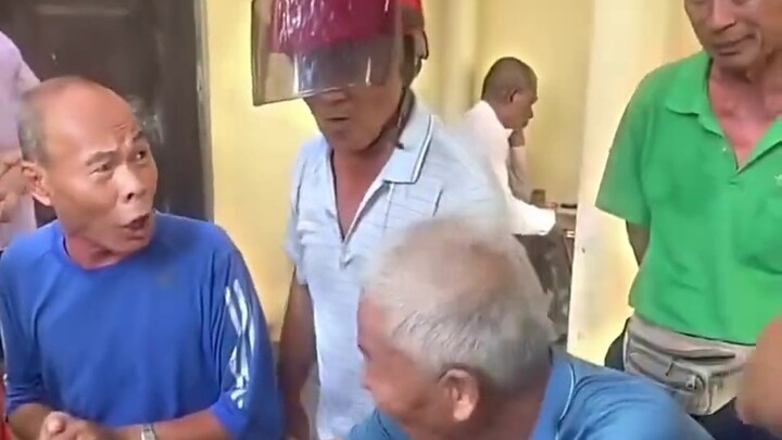 Coba tebak kenapa dia memakai helm?