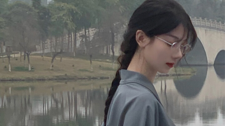 青衫烟雨客,似是故人来